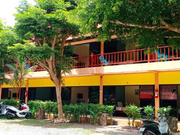 Boonya Resort Koh Chang : photo 2 de la chambre chambre double avec ventilateur et balcon