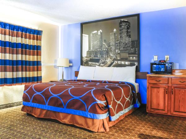 Super 8 by Wyndham Charlotte University : photo 3 de la chambre chambre lit king-size standard - fumeurs