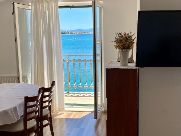 Villa Adria : photo 3 de la chambre three-bedroom apartment with terrace and sea view (5 adults)