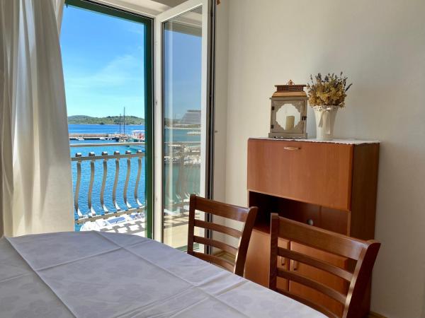 Villa Adria : photo 8 de la chambre three-bedroom apartment with terrace and sea view (5 adults)