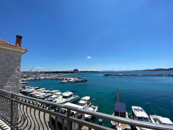 Villa Adria : photo 2 de la chambre three-bedroom apartment with terrace and sea view (5 adults)