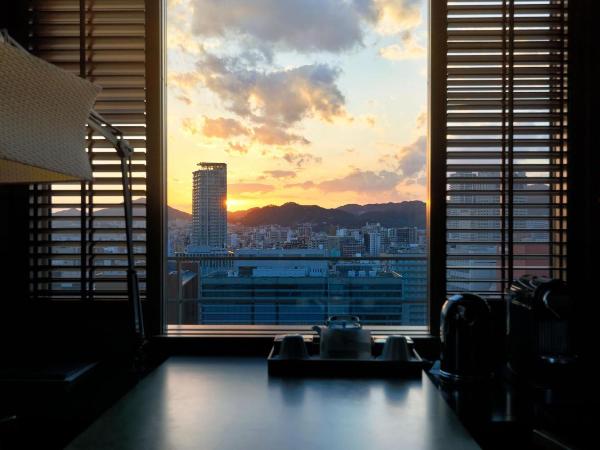 ORIENTAL HOTEL : photo 6 de la chambre deluxe king corner room - harbour side with complimentary minibar