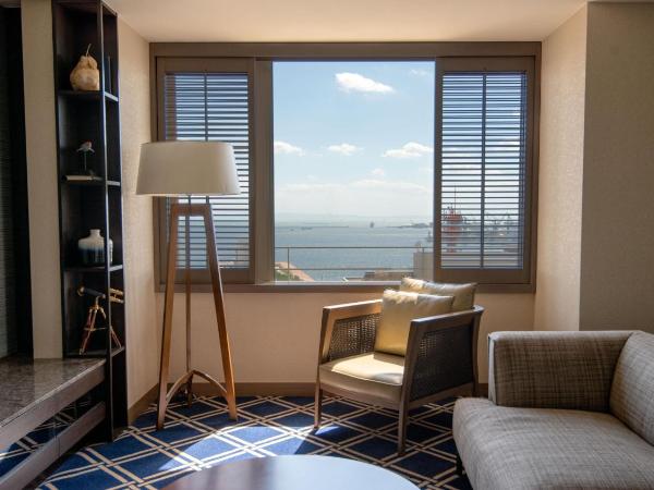 ORIENTAL HOTEL : photo 5 de la chambre king junior suite on higher floor with complimentary minibar