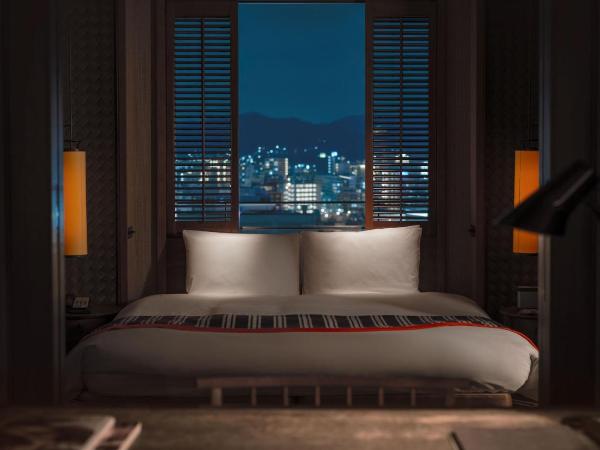 ORIENTAL HOTEL : photo 7 de la chambre king junior suite on higher floor with complimentary minibar