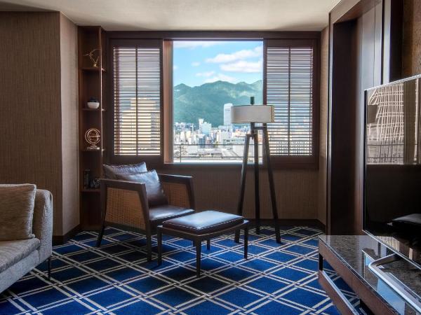 ORIENTAL HOTEL : photo 8 de la chambre king suite on higher floor with complimentary minibar