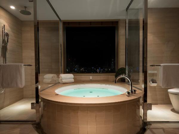 ORIENTAL HOTEL : photo 3 de la chambre king suite on higher floor with complimentary minibar