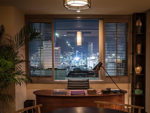 ORIENTAL HOTEL : photo 10 de la chambre king suite on higher floor with complimentary minibar