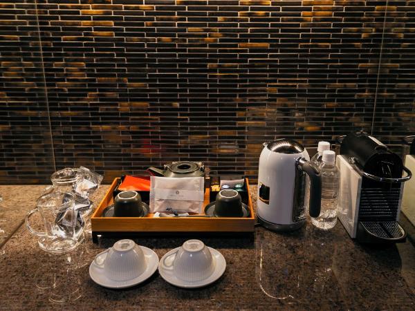 ORIENTAL HOTEL : photo 6 de la chambre king suite on higher floor with complimentary minibar