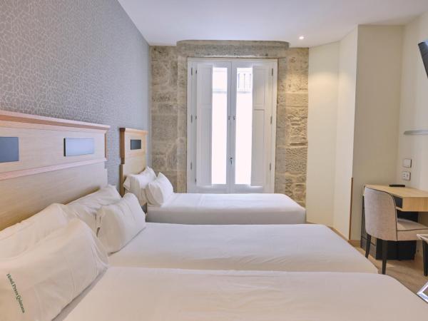 Hotel Praza Quintana : photo 1 de la chambre chambre double avec lit d'appoint