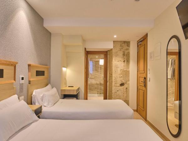Hotel Praza Quintana : photo 2 de la chambre chambre double avec lit d'appoint