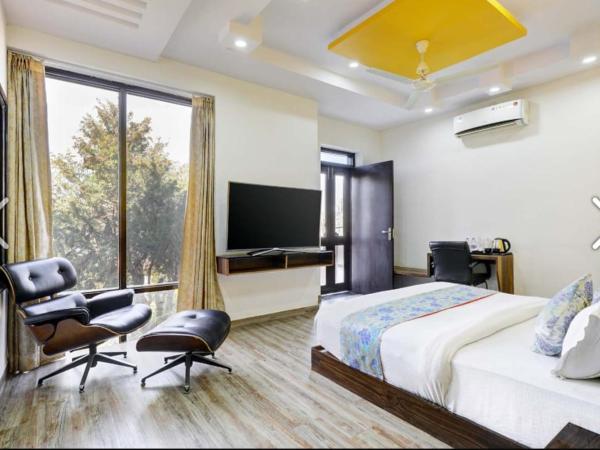 ZEST DAMODAR GARH - The Stress Free Zone : photo 1 de la chambre chambre lit king-size - vue sur jardin