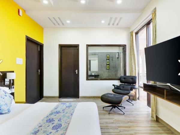 ZEST DAMODAR GARH - The Stress Free Zone : photo 2 de la chambre chambre lit king-size - vue sur jardin