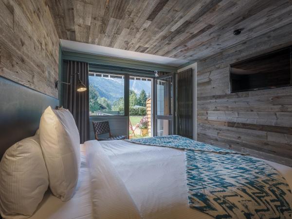 Chalet Hôtel Le Prieuré & Spa : photo 7 de la chambre chambre double ou lits jumeaux avec vue sur le mont blanc