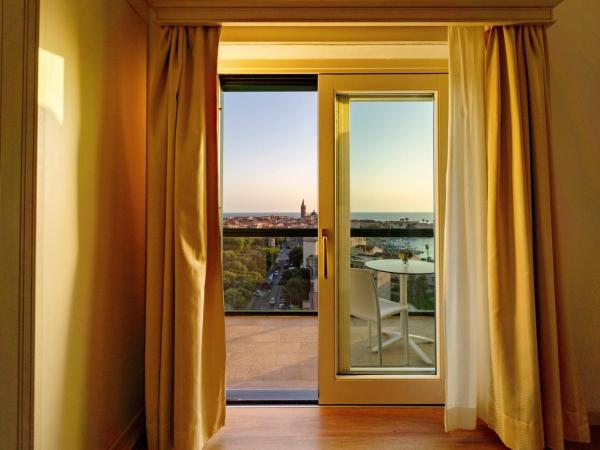 Hotel Catalunya : photo 10 de la chambre suite junior avec balcon