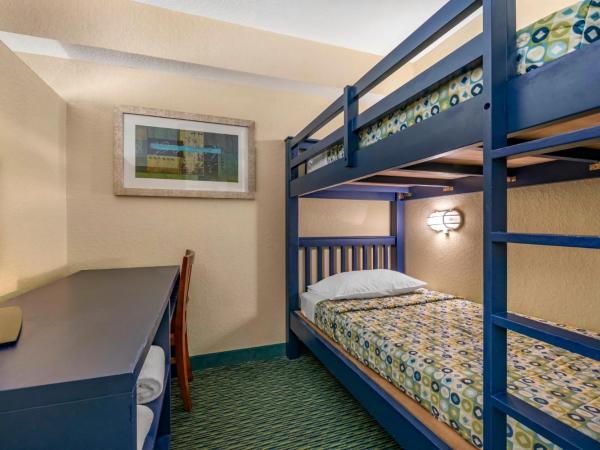Holiday Inn Resort Orlando - Lake Buena Vista, an IHG Hotel : photo 2 de la chambre suite lit king-size avec un lit superposé