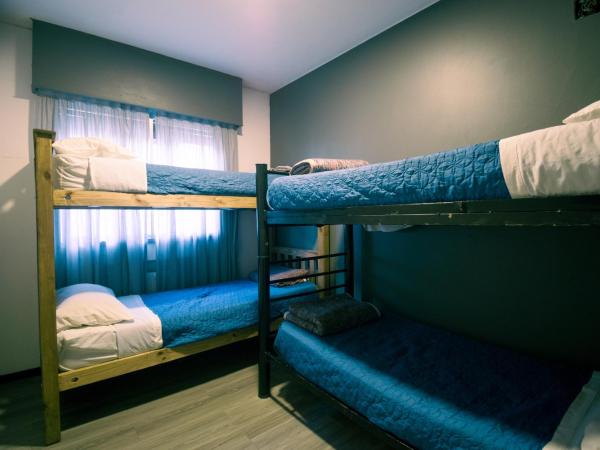 Chill Inn Hostel : photo 1 de la chambre chambre triple avec salle de bains commune