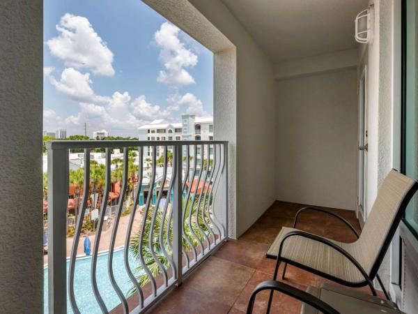 Holiday Inn Resort Orlando - Lake Buena Vista, an IHG Hotel : photo 4 de la chambre chambre lit king-size avec balcon - repas gratuits pour les enfants
