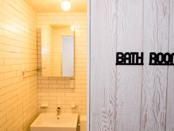 That House Hongdae : photo 6 de la chambre chambre lits jumeaux avec salle de bains commune