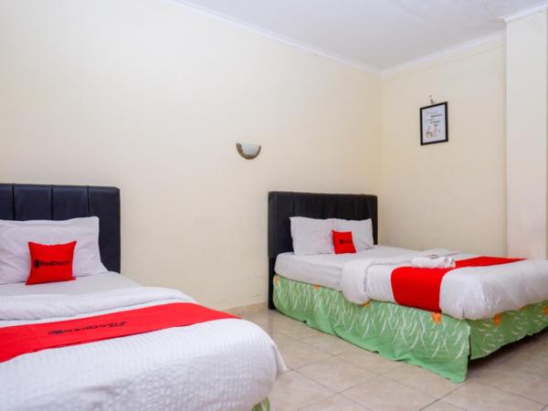 RedDoorz At Hotel Sartika Yogyakarta : photo 3 de la chambre chambre familiale