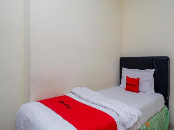 RedDoorz At Hotel Sartika Yogyakarta : photo 5 de la chambre chambre familiale