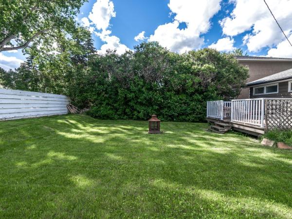 A-Home by chinook mall and Heritage park : photo 1 de la chambre villa 4 chambres