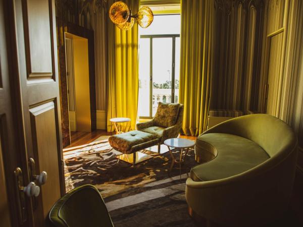 Vila Foz Hotel & SPA - member of Design Hotels : photo 4 de la chambre suite lit king-size avec balcon