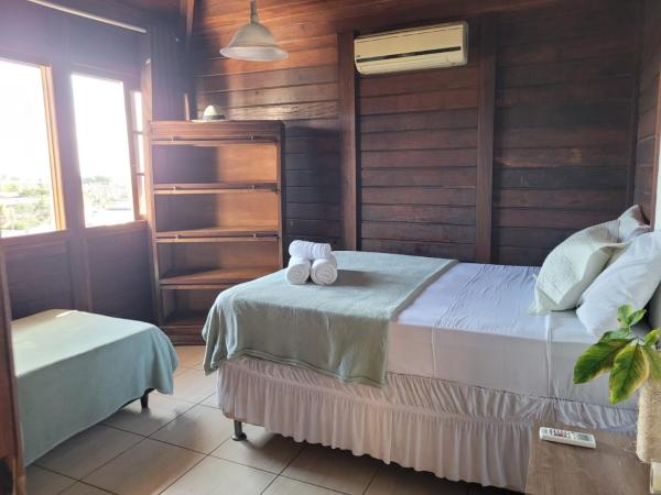 Namorada Brava Guest House : photo 5 de la chambre chambre familiale avec salle de bains privative
