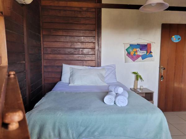 Namorada Brava Guest House : photo 6 de la chambre chambre familiale avec salle de bains privative
