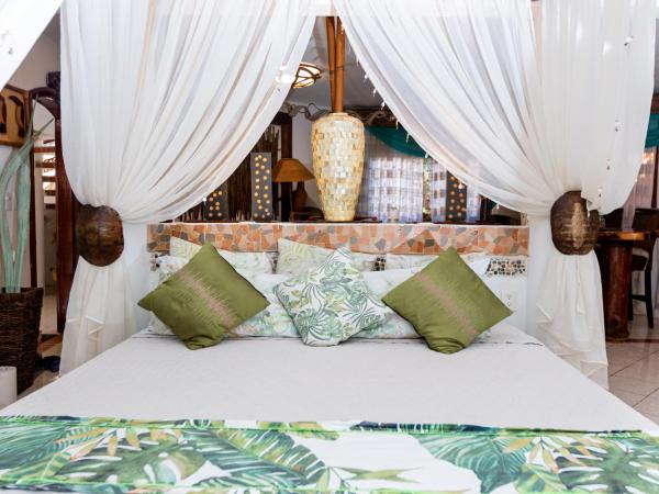 Monyoli Hotel & Boutique : photo 4 de la chambre suite lit king-size avec baignoire spa