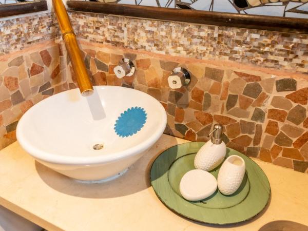 Monyoli Hotel & Boutique : photo 6 de la chambre suite lit king-size avec baignoire spa