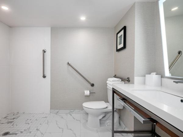 Crowne Plaza Toronto Airport, an IHG Hotel : photo 1 de la chambre chambre avec 2 lits doubles wellness et douche vitrée