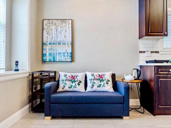 Rare Find Exquisitely New Quiet & Safe Skytrain Home : photo 4 de la chambre suite lit queen-size