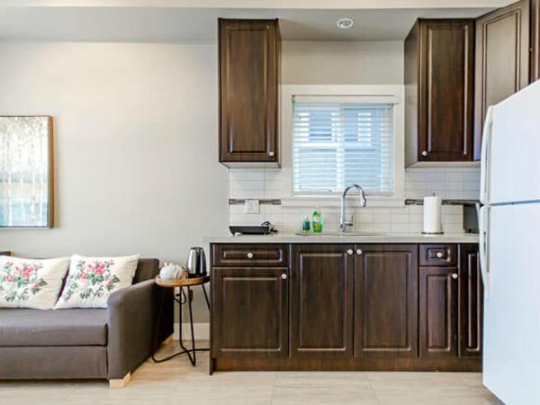 Rare Find Exquisitely New Quiet & Safe Skytrain Home : photo 5 de la chambre suite lit queen-size