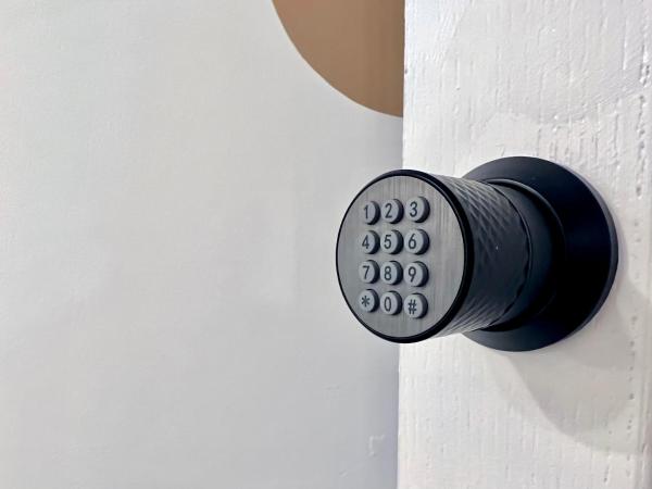 Roost Hill Guest House - Free Parking : photo 3 de la chambre chambre triple avec salle de bains privative