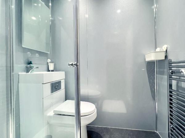 Roost Hill Guest House - Free Parking : photo 6 de la chambre chambre simple avec salle de bains extérieure privative