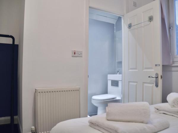 Roost Hill Guest House - Free Parking : photo 6 de la chambre chambre double avec salle de bains privative