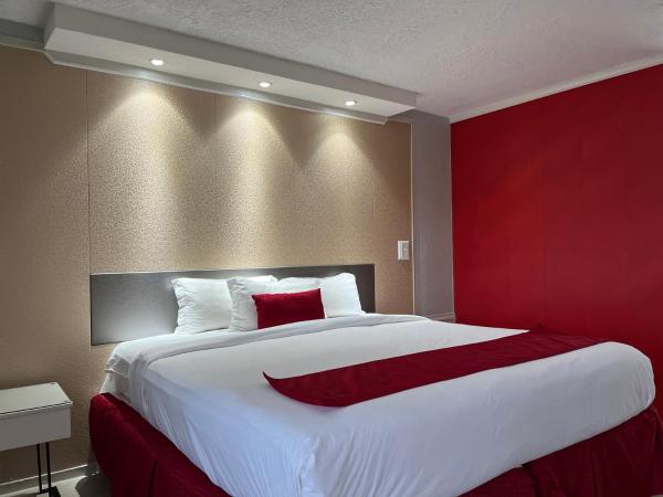Travelodge by Wyndham Orlando at Heart of International Drive : photo 8 de la chambre chambre lit king-size - non-fumeurs
