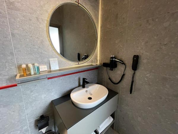 Nevv Bosphorus Hotel & Suites : photo 5 de la chambre chambre lit queen-size - vue sur mer