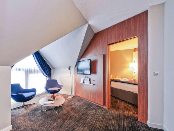 Mercure Rennes Centre Parlement : photo 1 de la chambre superior suite with one king bed and convert ible sofa