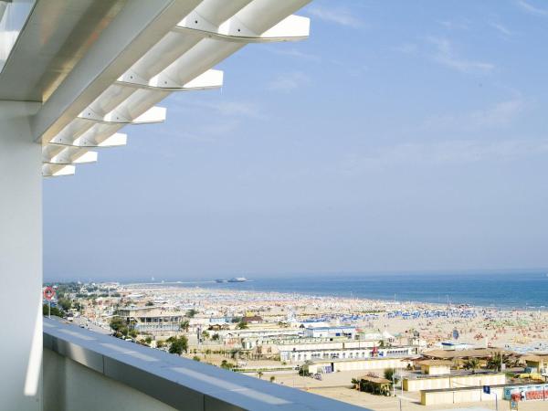 Club House Hotel : photo 10 de la chambre suite junior avec bain à remous