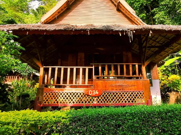 Phi Phi Relax Beach Resort : photo 7 de la chambre bungalow avec balcon