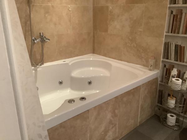 A Room in the City - West : photo 4 de la chambre deluxe king room with spa tub (room only)
