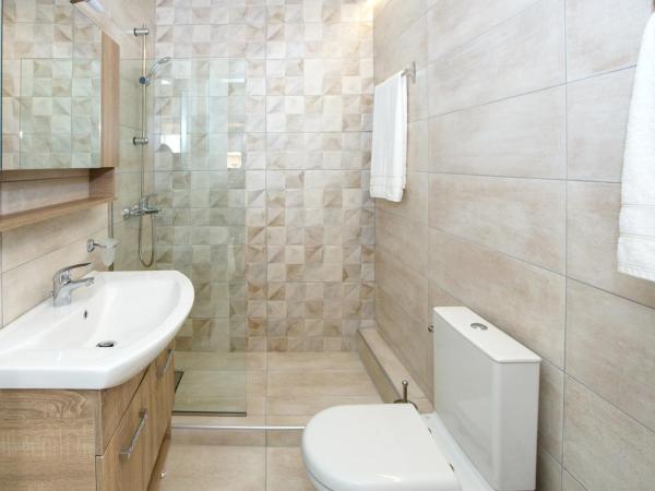 ΟNIRO Comfort Living : photo 10 de la chambre chambre quadruple avec salle de bains privative