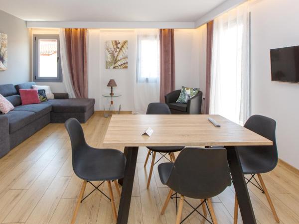 ΟNIRO Comfort Living : photo 1 de la chambre chambre quadruple avec salle de bains privative