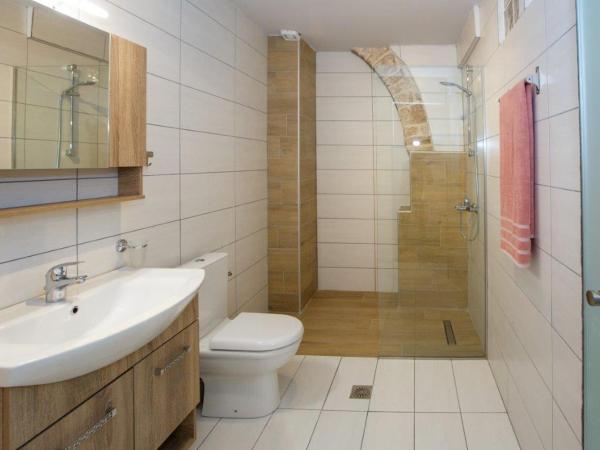 ΟNIRO Comfort Living : photo 3 de la chambre chambre quadruple avec salle de bains privative