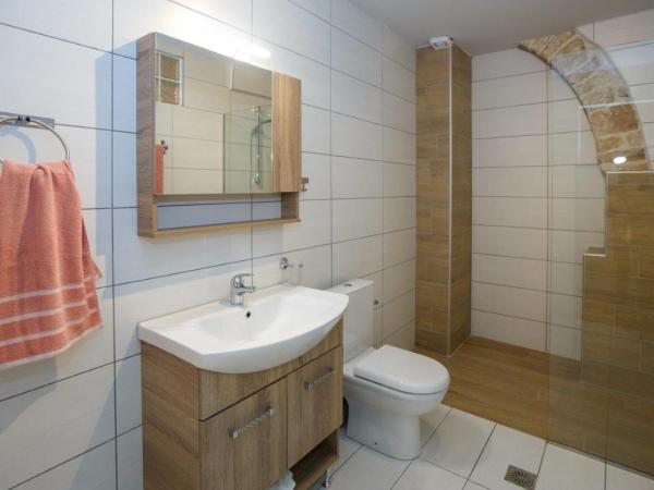 ΟNIRO Comfort Living : photo 8 de la chambre chambre quadruple avec salle de bains privative