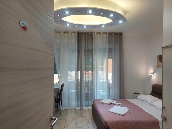 Vapama Rooms : photo 5 de la chambre chambre triple avec salle de bains privative séparée