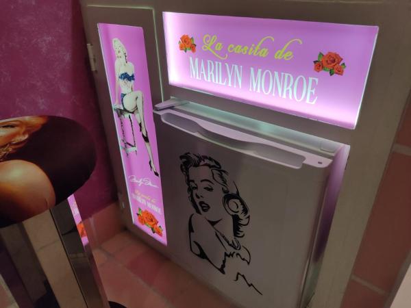 Elvis - Marilyn - Vasco Rossi - Airport Catania Center : photo 3 de la chambre chambre double