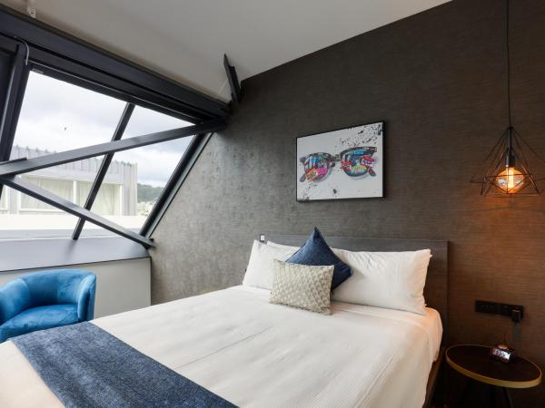 Microtel by Wyndham Wellington : photo 4 de la chambre chambre affaires lit queen-size