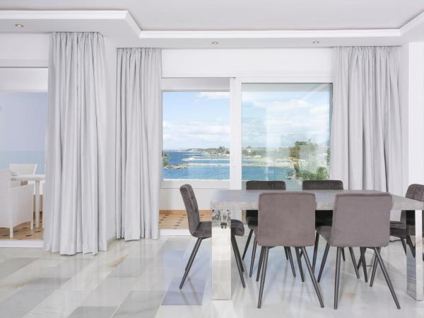 B51 Executive Flats Marbella : photo 10 de la chambre appartement 3 chambres deluxe avec bain à remous - vue sur mer